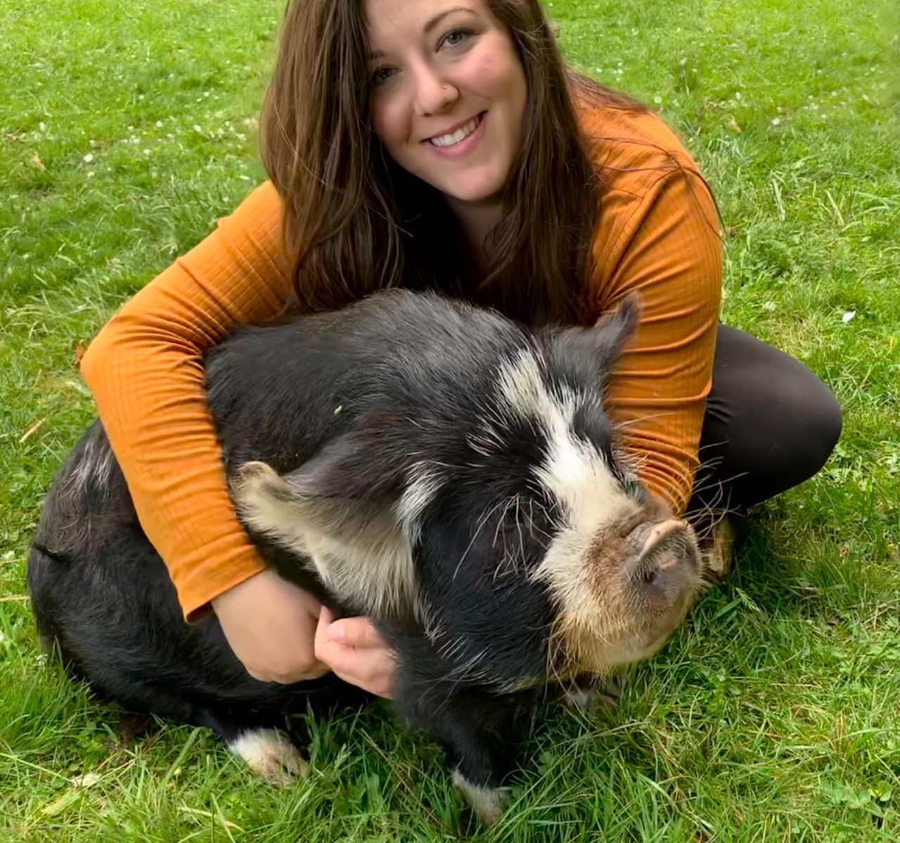 Picture of Sunny Allen with her pig, Daniel